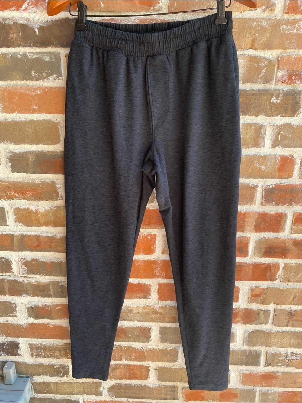 Beyond Yoga Men’s Heather Charcoal pants XS